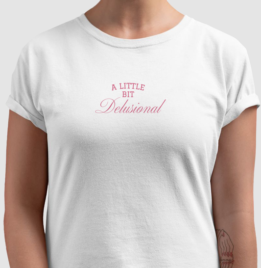 camiseta a little bit delusional